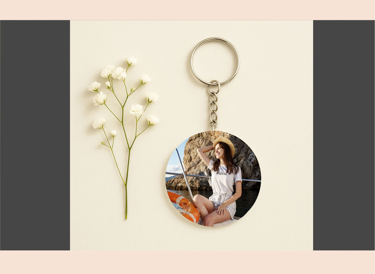 Personalized keychain with a photo of a woman on a beach, next to a small plant on a beige background.
