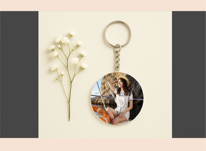 Personalized keychain with a photo of a woman on a beach, next to a small plant on a beige background.