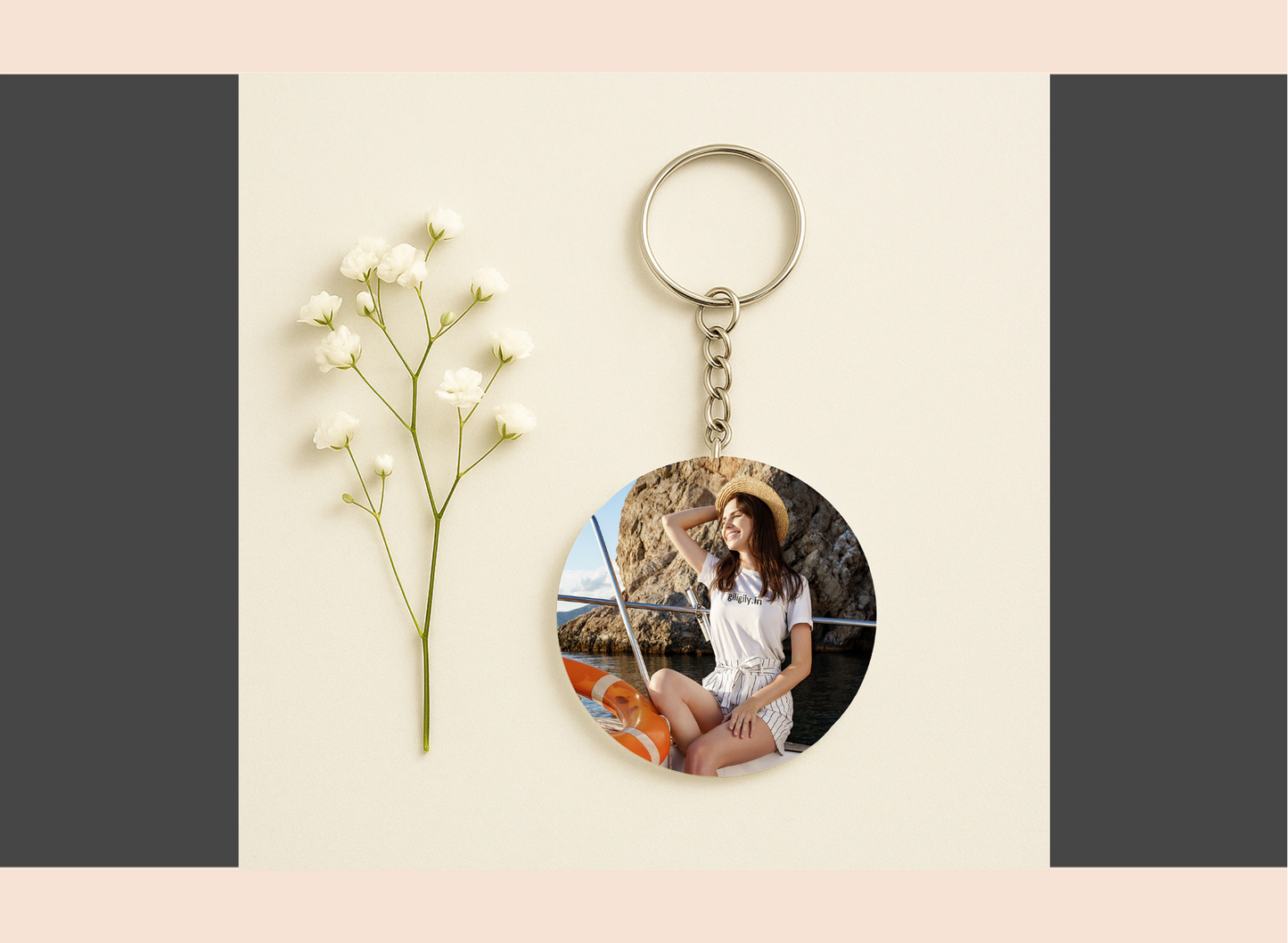Personalized keychain with a photo of a woman on a beach, next to a small plant on a light beige background.
